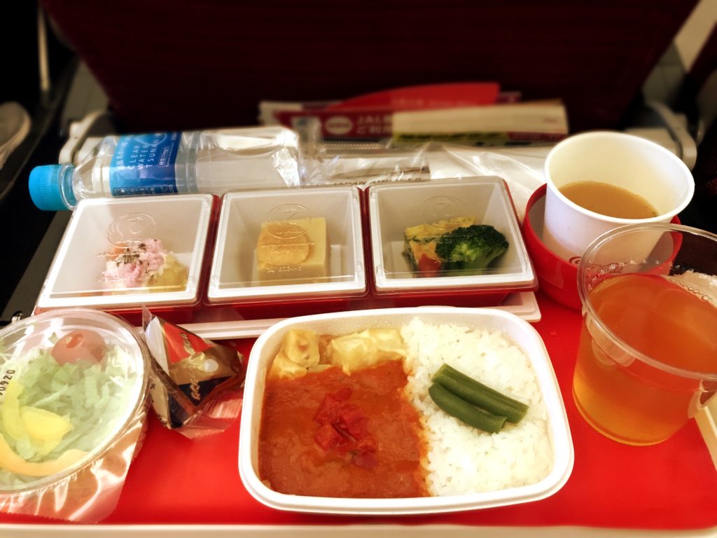 Jal国際線でモスクワへ 広い と評判のエコノミークラスの座席や 機内食などを詳しくレビュー Jl421 Travel Base