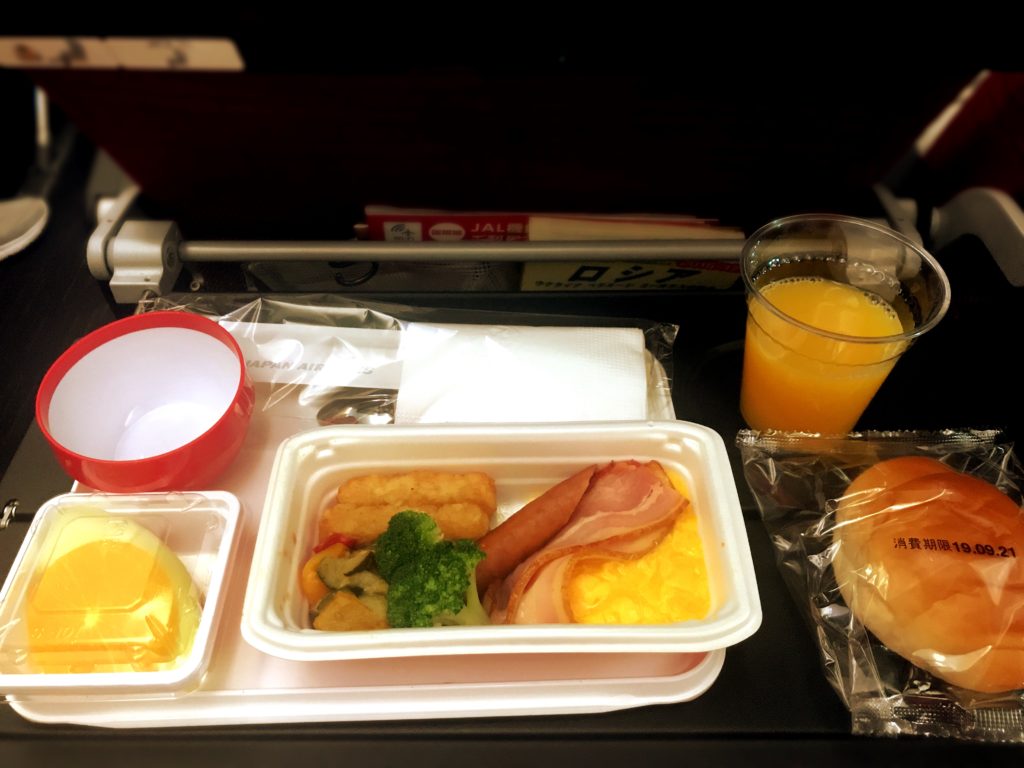 Jal国際線でモスクワへ 広い と評判のエコノミークラスの座席や 機内食などを詳しくレビュー Jl421 Travel Base